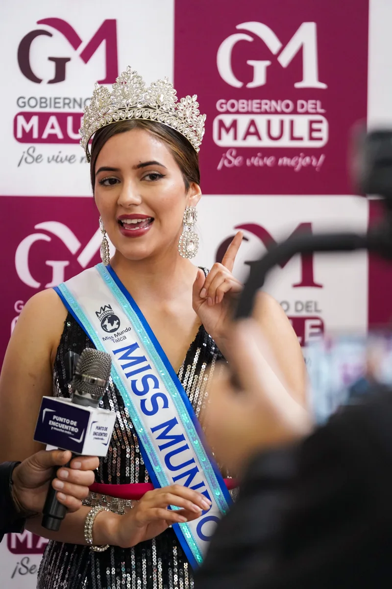 Bárbara Villar conversa con la prensa en el lanzamiento de Miss Mundo Talca 2026.