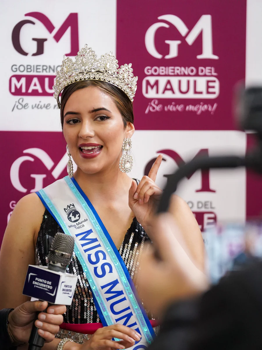Bárbara habla con la prensa durante el lanzamiento de la temporada 2026.