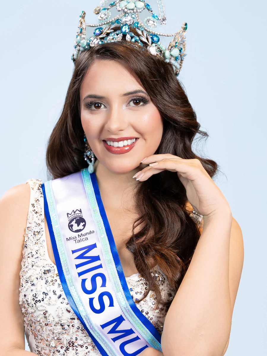 Bárbara Villar, con su corona y banda de Miss Mundo Talca, sonríe en su retrato oficial.