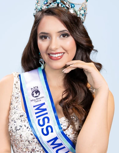Bárbara Villar, reina vigente de Miss Mundo Talca, con corona y banda.
